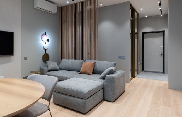 room with laminate floor